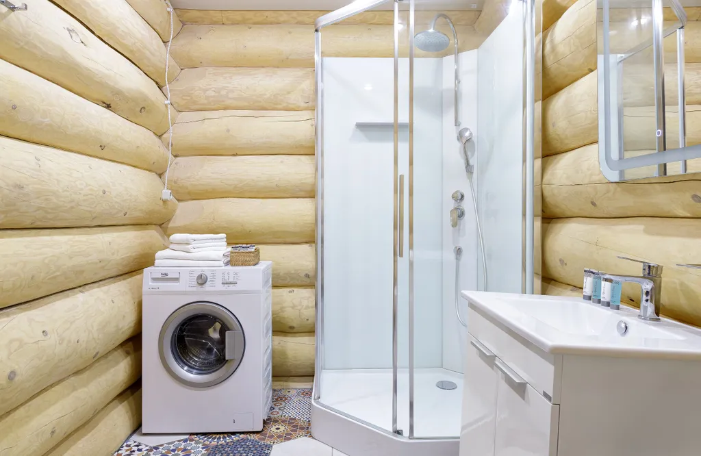 Эко-коттедж в русском стиле с панорамными окнами и террасой в лес