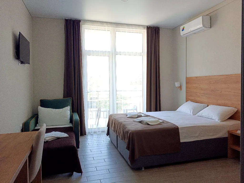 Трехместный номер с балконом с видом на улицу