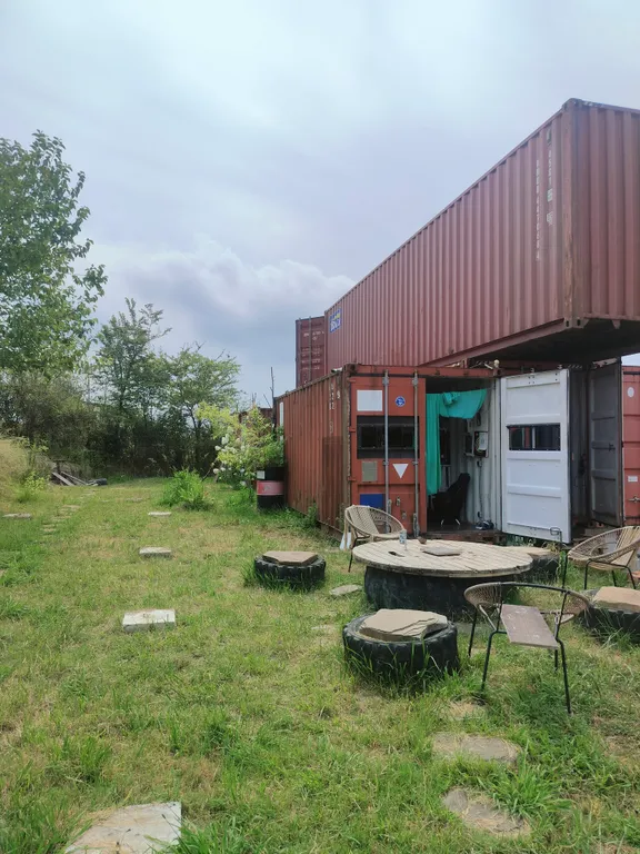 Палатка в морском контейнере