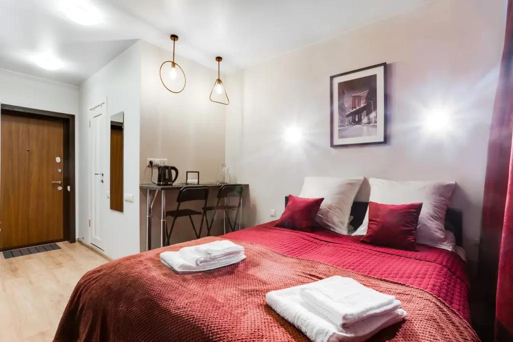 Студия в красном рядом с Мегой