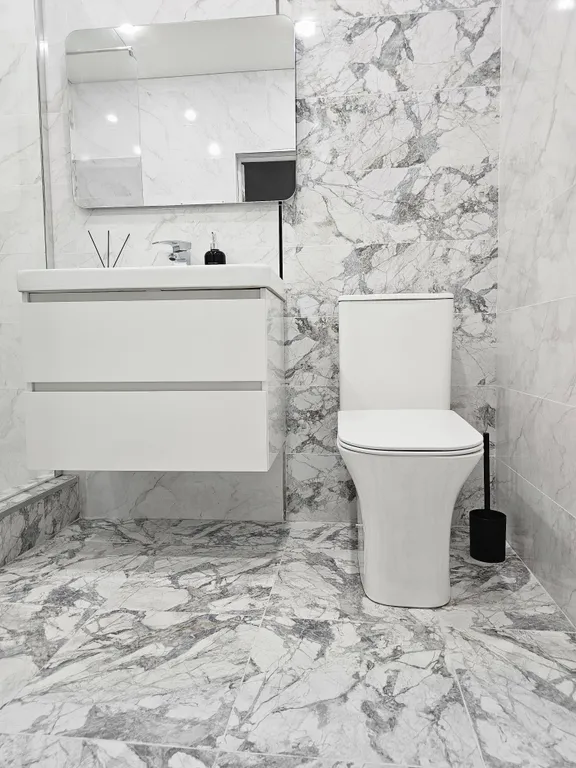 Новый современный дом в центре города, рядом с набережной.