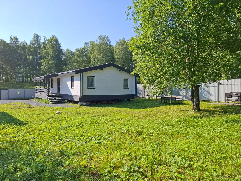 Дом в лесу с большой террасой