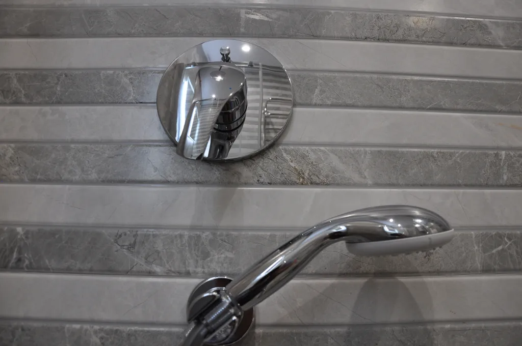 Студия с видом на море диваном и балконом