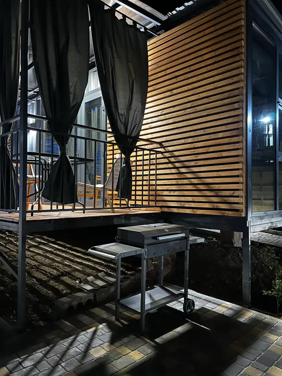 Домик в лесу у моря с верандой