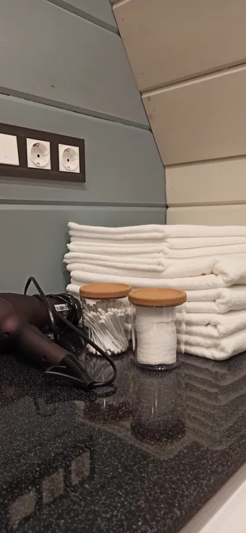 Уютный треугольный домик в лесу