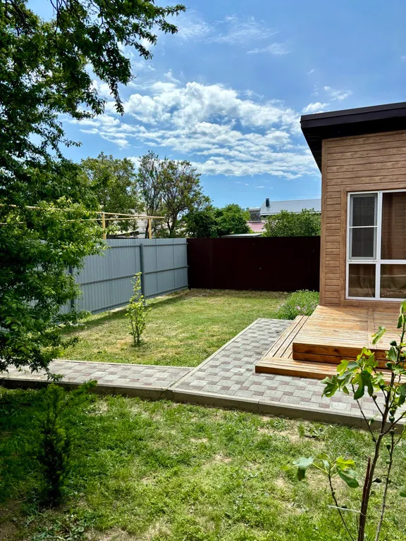 Домик в пешей доступности от моря со своей территорией