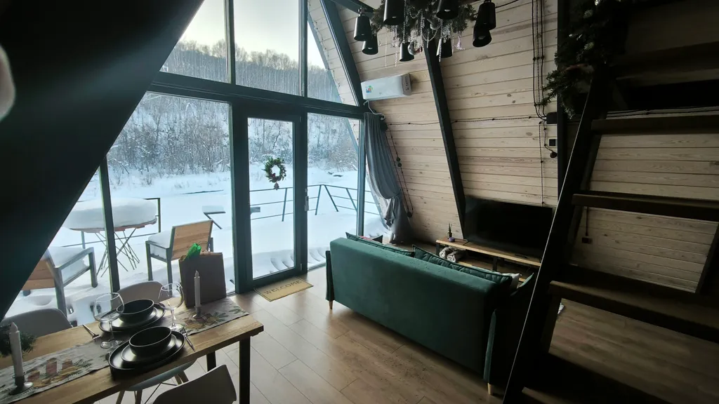 Двухэтажный а-фрейм с панорамным остеклением и террасой