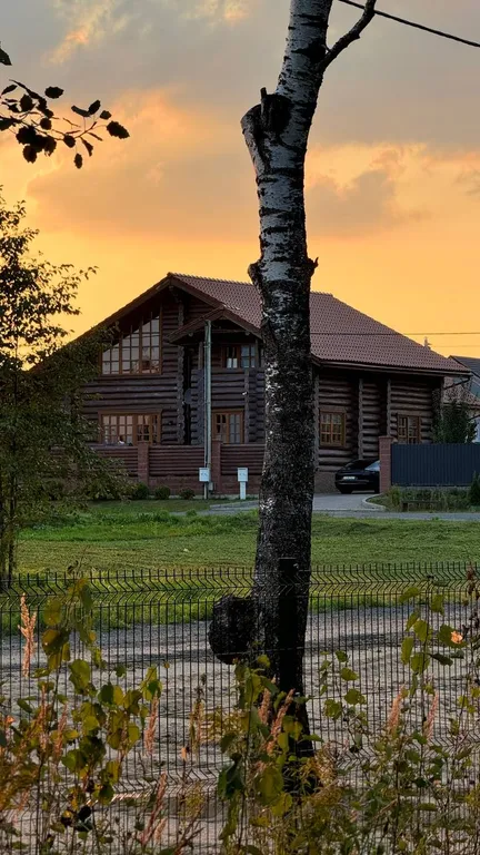 Деревянный коттедж из рубленого соснового бревна