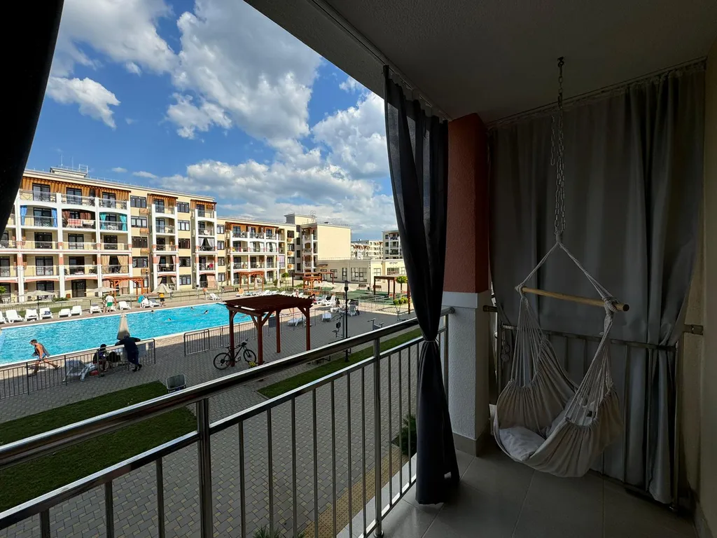 Студия с видом на бассейн