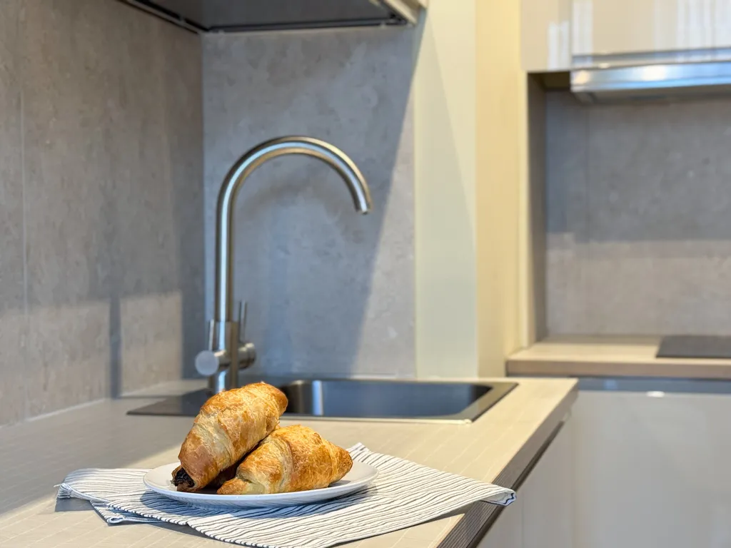 Студия в центре с балконом и стильным дизайном