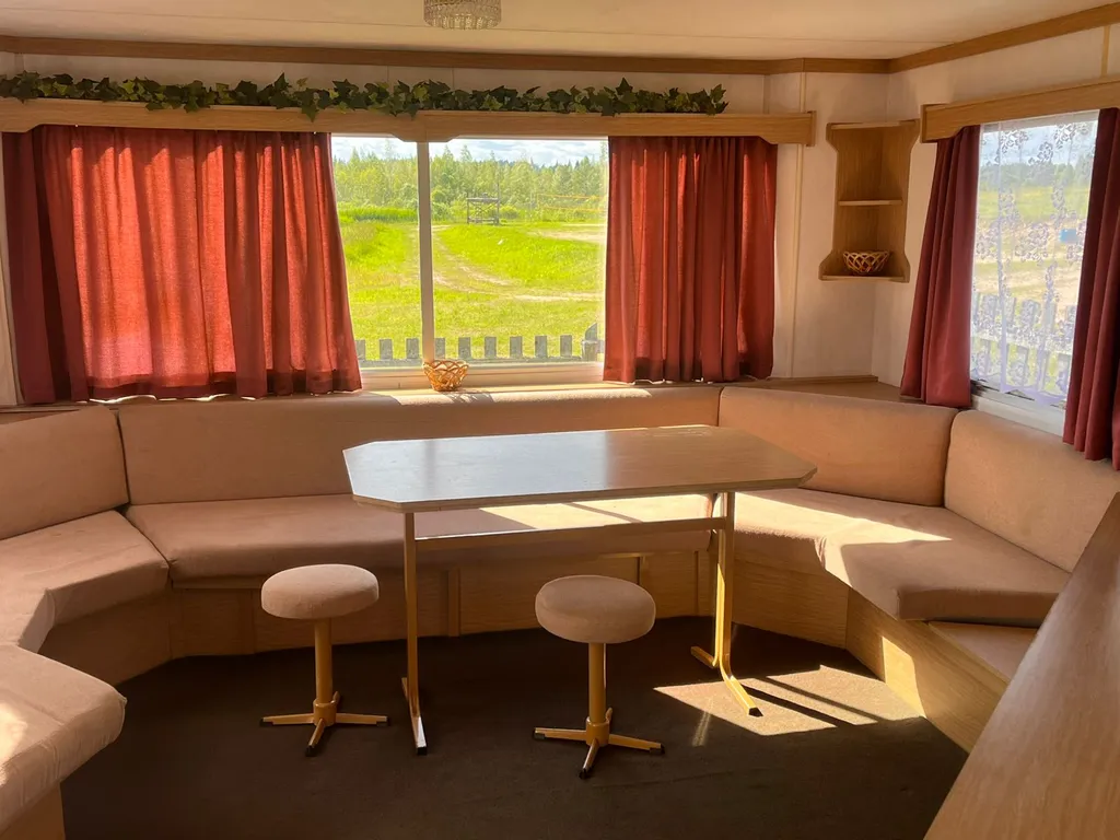 Комфортабельный дом на колесах Festival Super на берегу озера