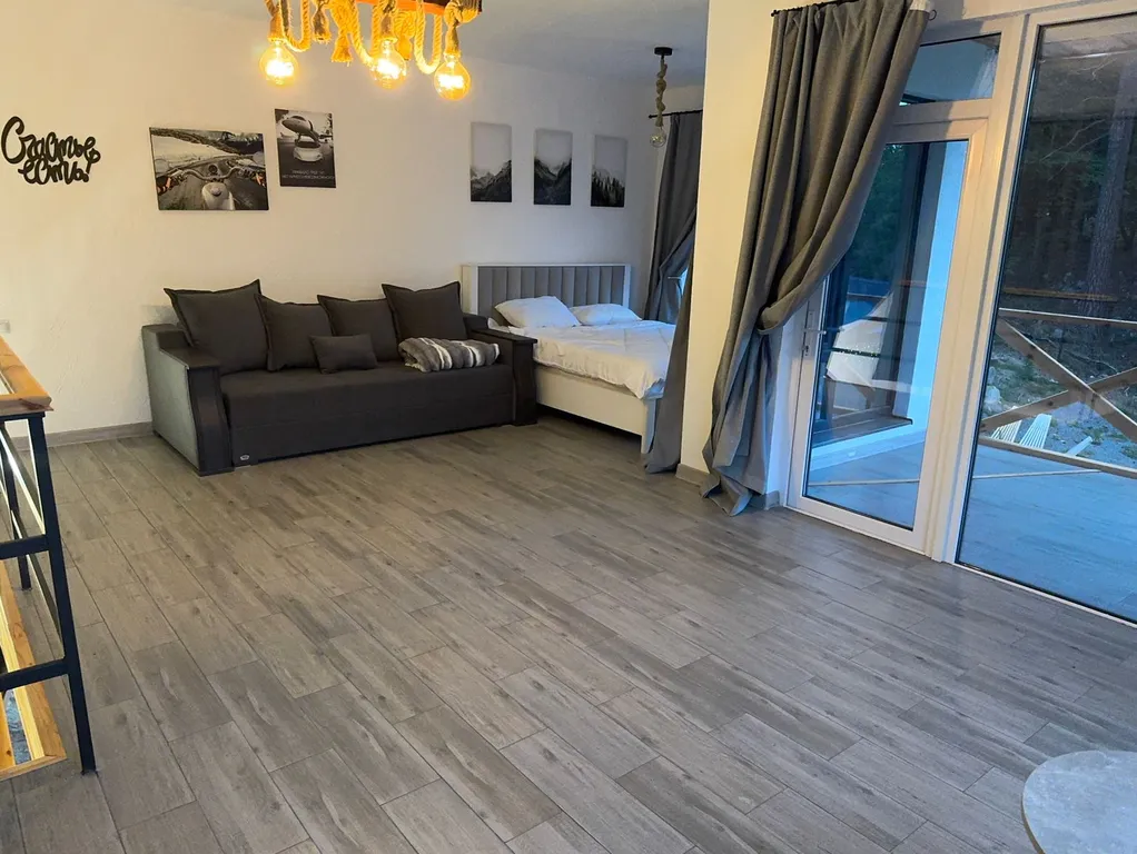 Уютный дом в лесу