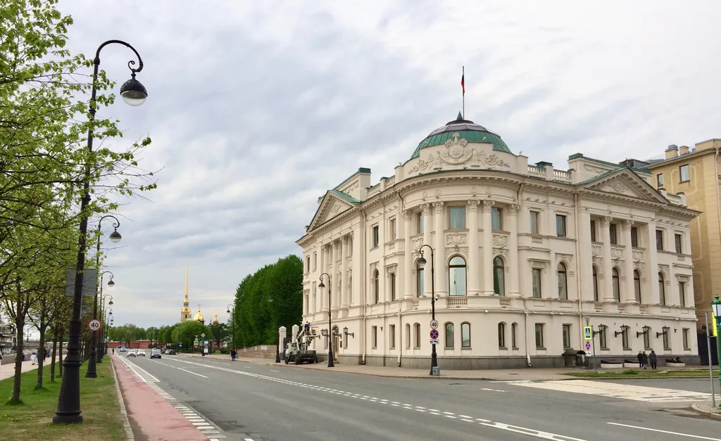 Студия - Цветочная - у домика Петра I, в центре.