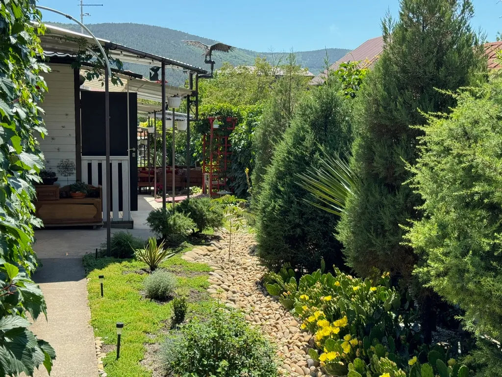 Домик с двуспальной кроватью и террасой