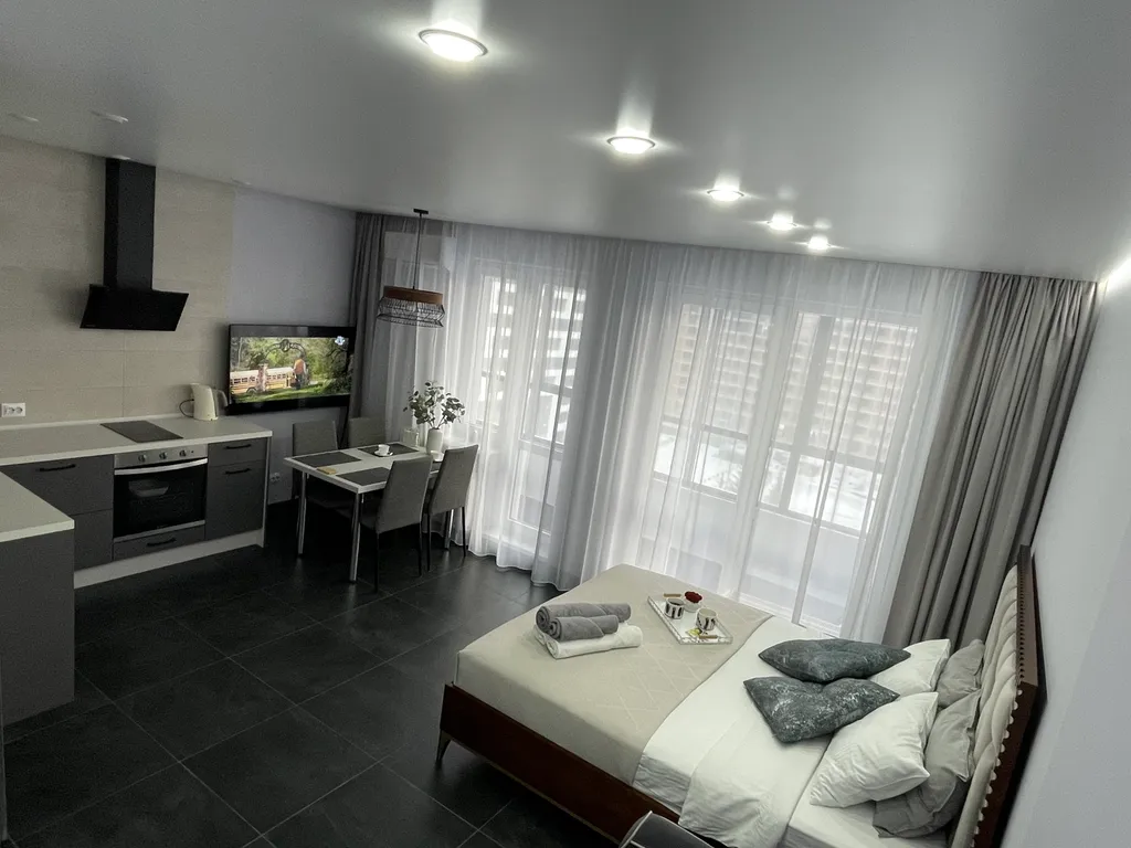 Просторная уютная студия с панорамным остеклением в тихий двор