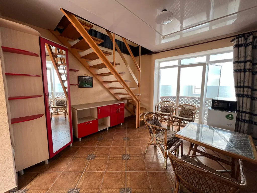 Двухэтажный эллинг на берегу моря