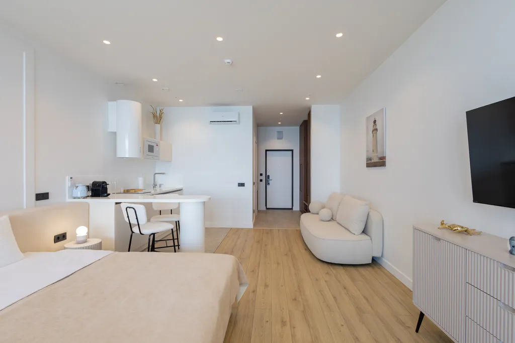 Молочный берег с панорамным видом на море