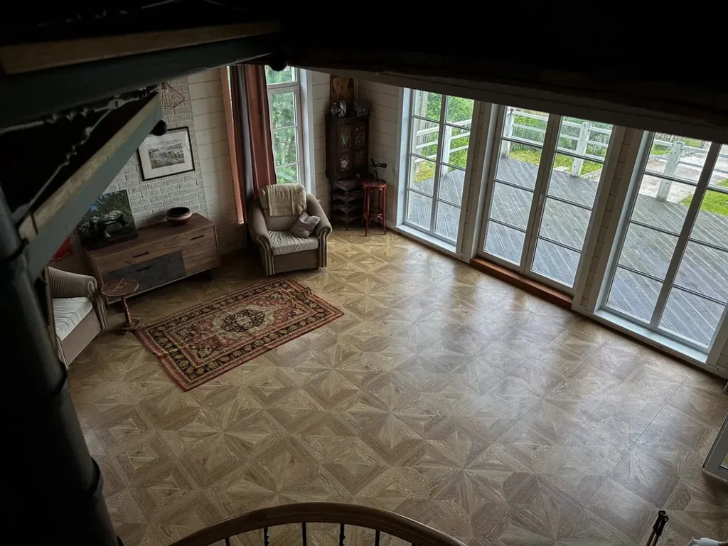 Усадебный дом с видом на реку, берег с мостками и рыбной ловлей