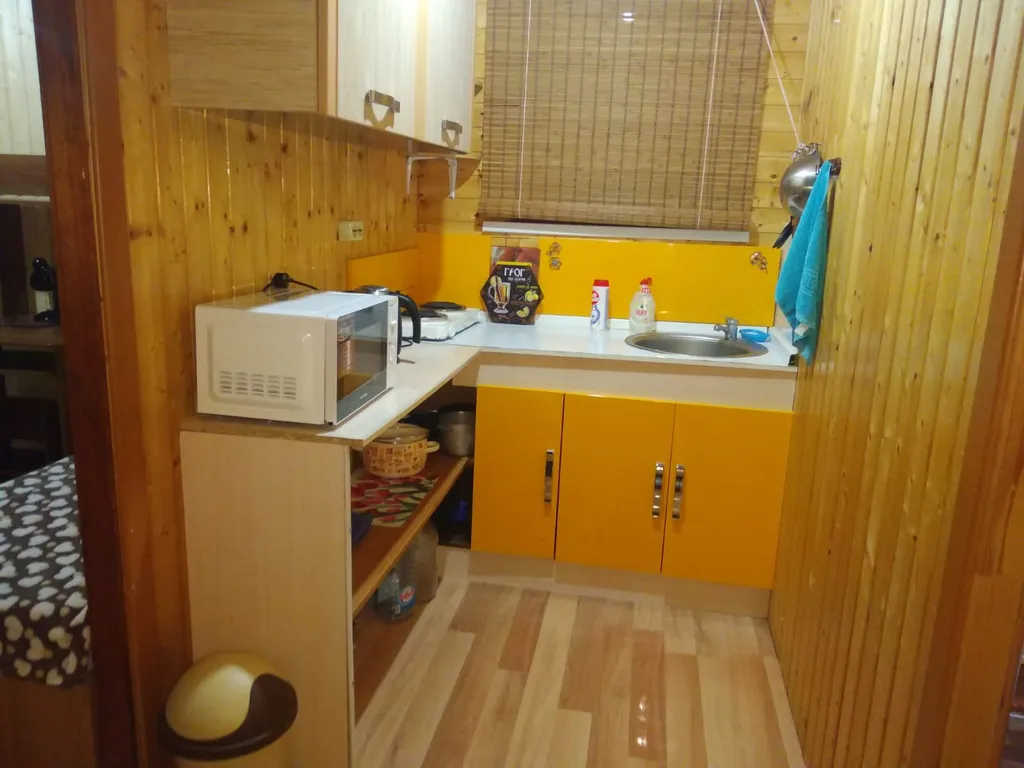 Домик в лесу с видом на горы