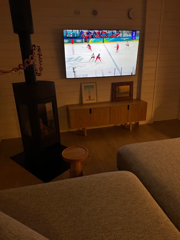 Дом в лесу рядом с озером