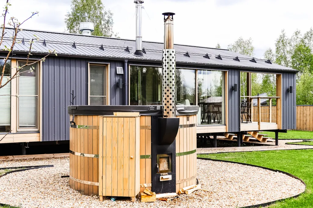 Черный дом на берегу водохранилища