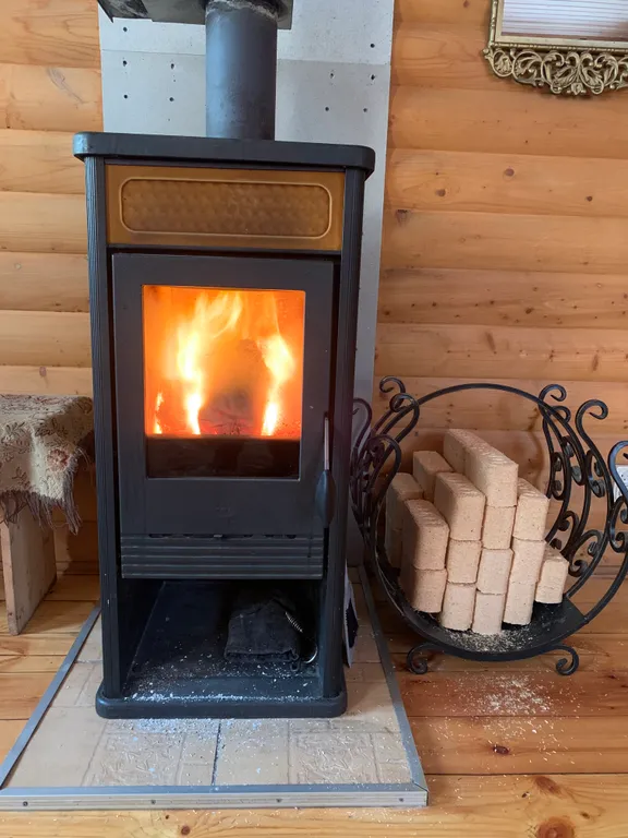 Уютный домик с печью-камином в центре