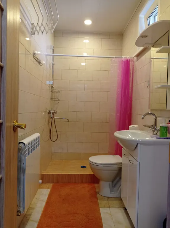 Дом со всеми удобствами, на большом участке