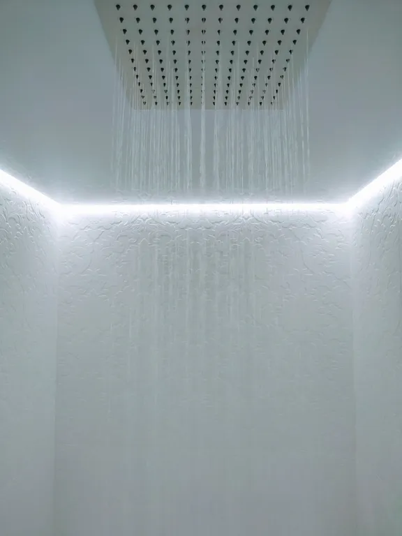 Белые двухъярусные апартаменты с балконом и видом на Невский проспект