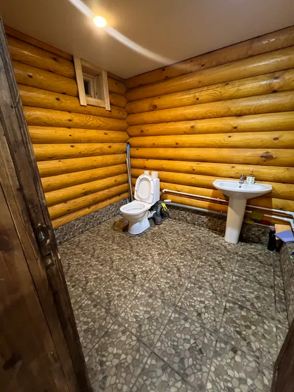 Деревянный дом с бассейном