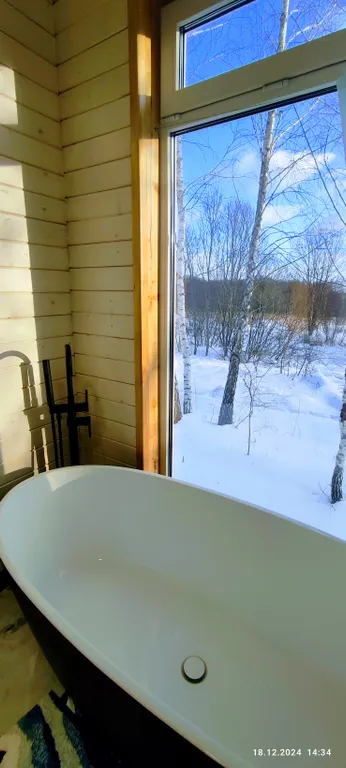 Дом с купольной беседкой на природе