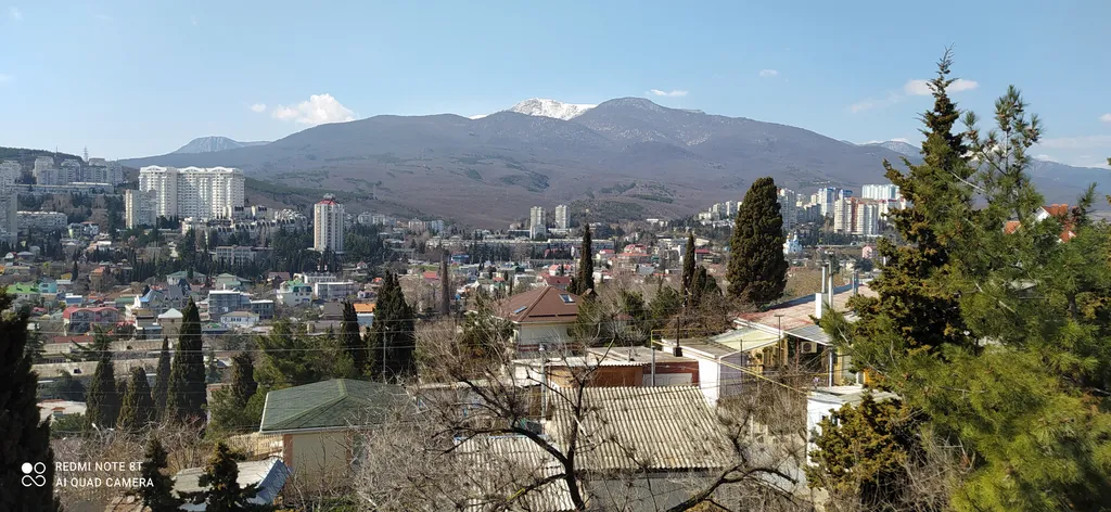 Уютная квартира в центре города с видом на горы, город и море