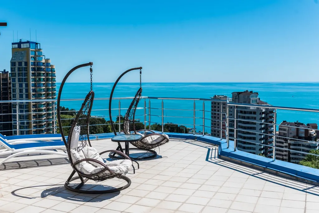 Пентхаус с бассейном и видом на море