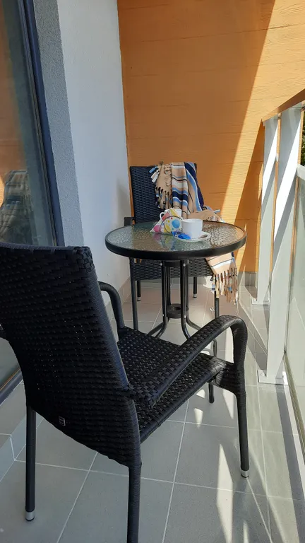 Новый стильный апартамент в двух шагах от моря с балконом и камином