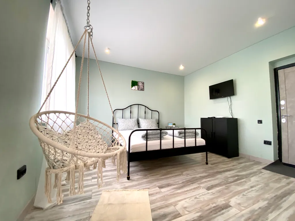 Квартира Уютная студия с качелями и видом на тихий зеленый сад — аренда посуточно в Таганрог