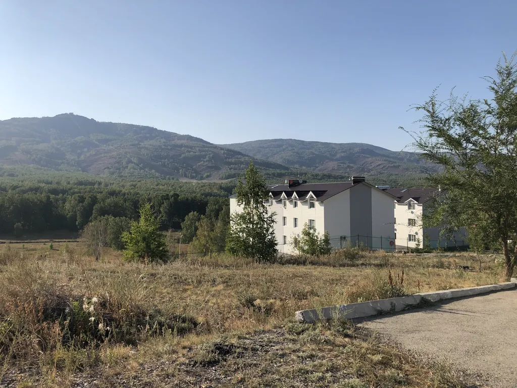 Белая студия с видом на горы