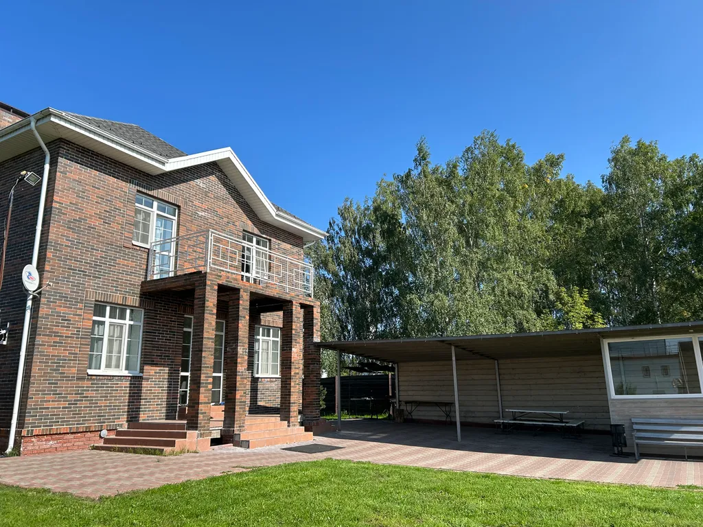 Гостевой дом среди леса с видом на озеро и город