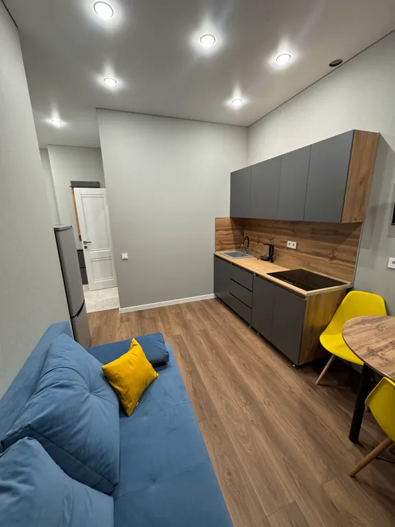 Уютная новая квартира с дизайнерским ремонтом с изолированной спальней