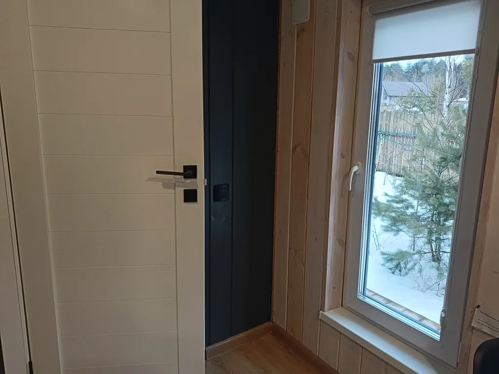 Темный домик на опушке леса