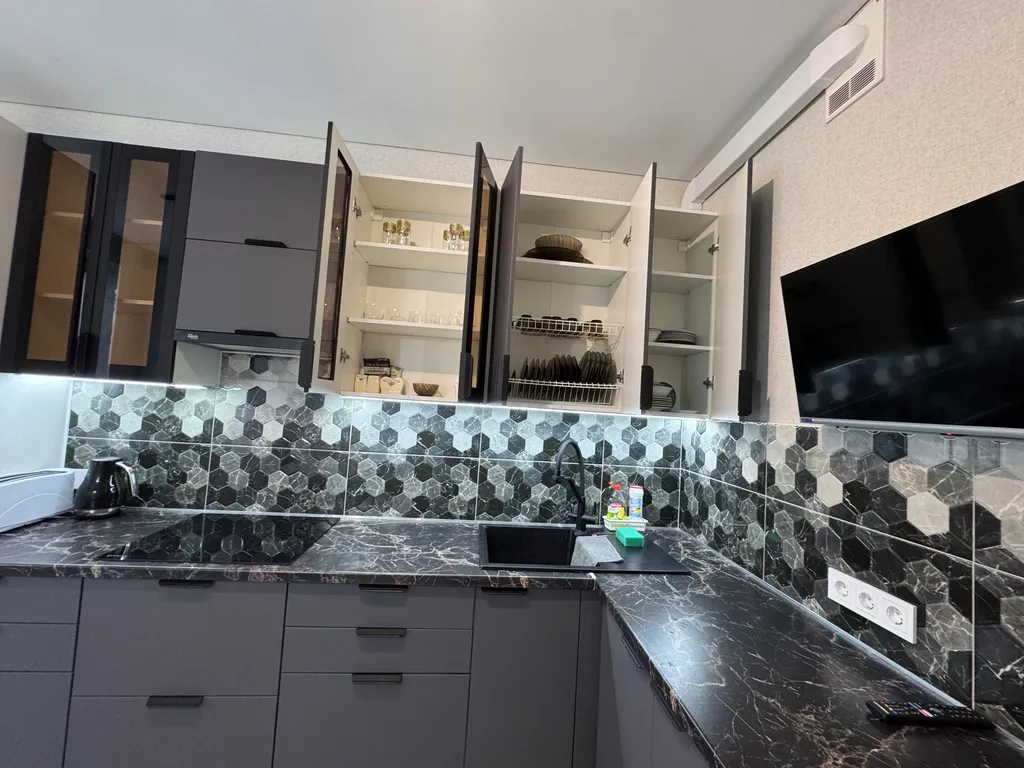 Современная квартира в центре города рядом с морем