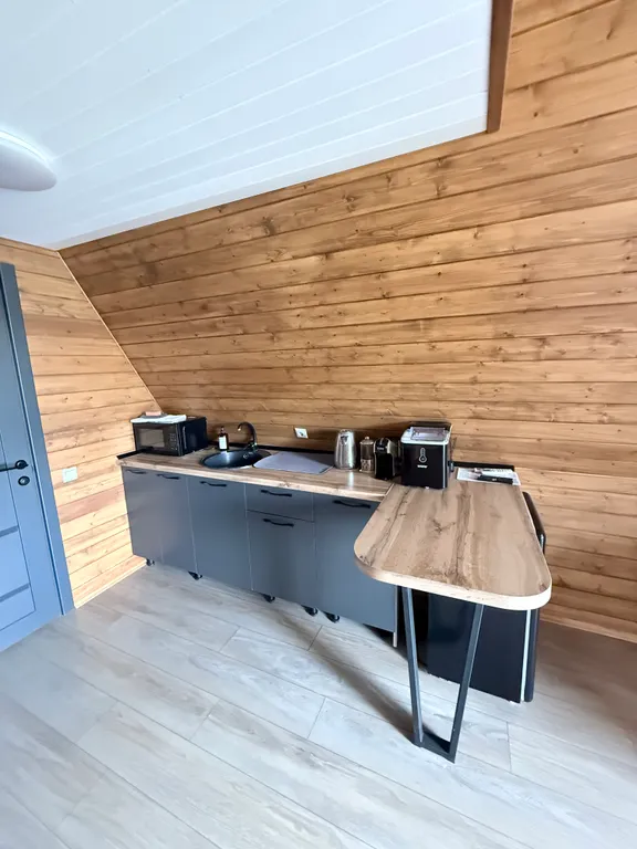 А-фрейм с бассейном и видом на озеро