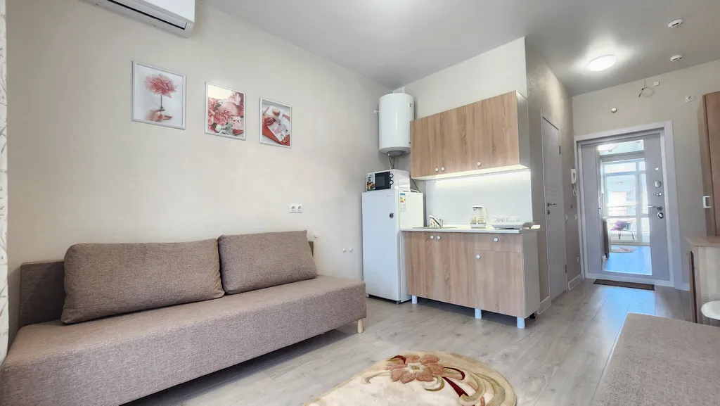 Уютная студия с видом на бассеин