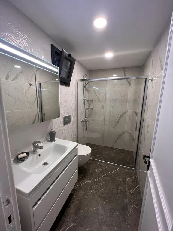 Spacious luxury waterfront flat