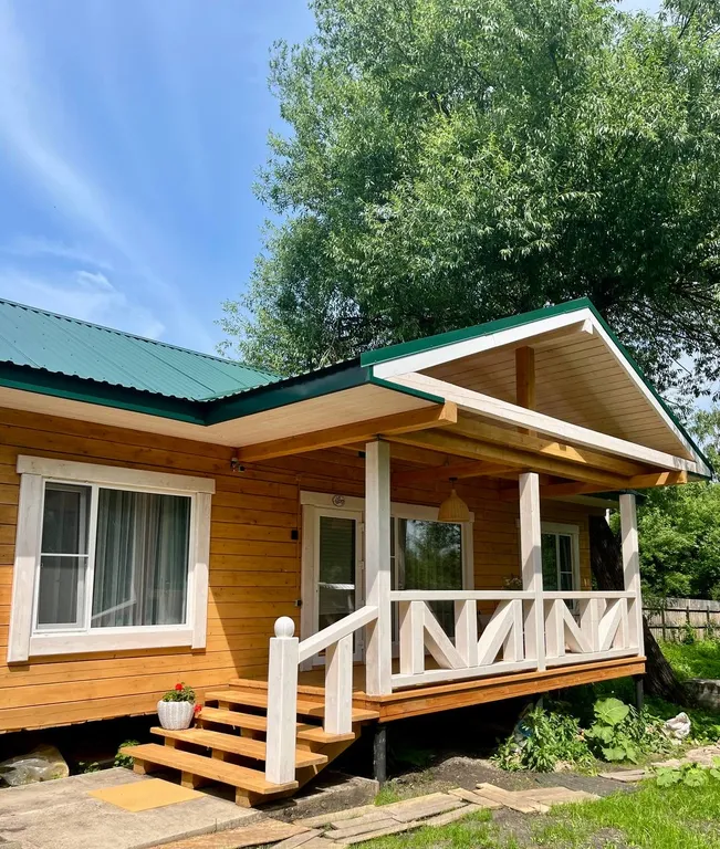 Просторный новый дом на берегу озера у родника