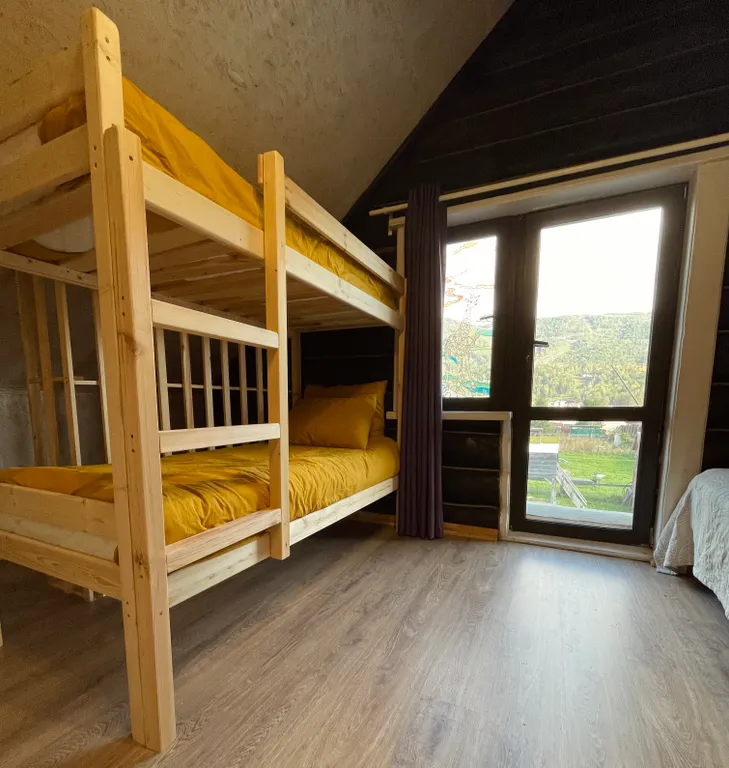 Самый уютный дoмик с кoшкой напротив горнолыжного куpоpта Мaнжеpoк