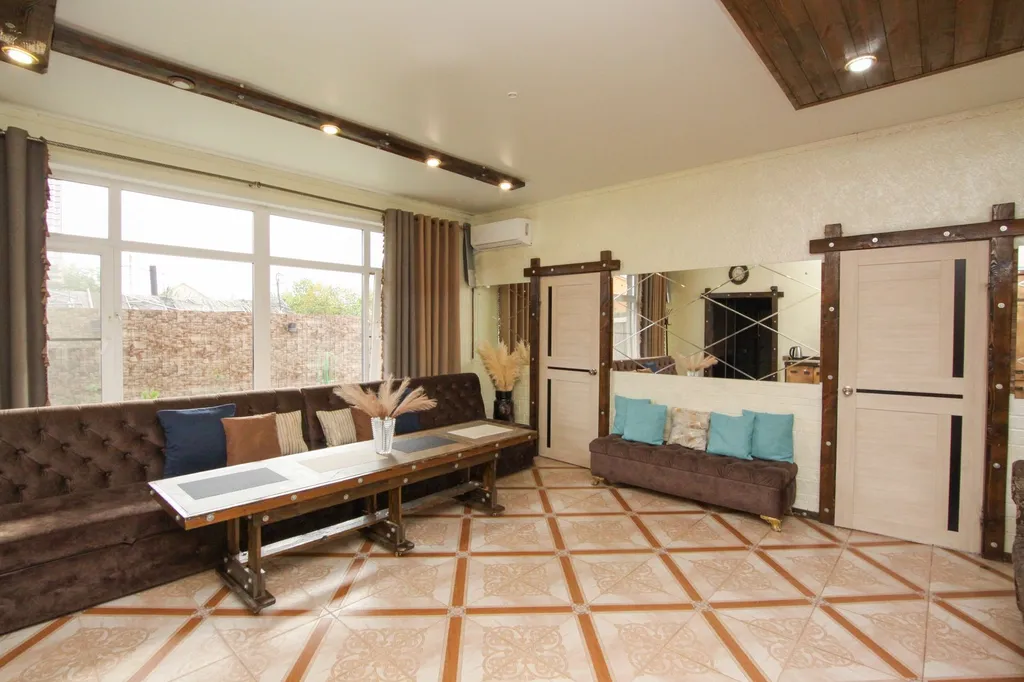 Современный дом с баней и караоке