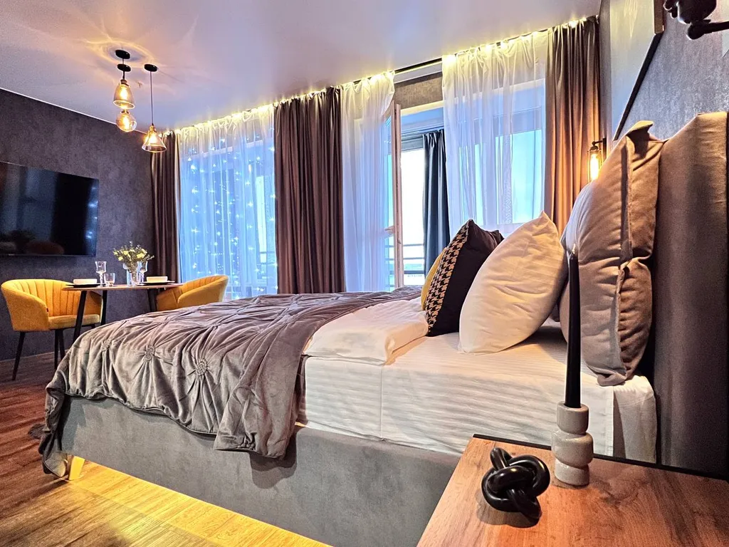 Уникальная cтудия с мини-бассейном на двоиx