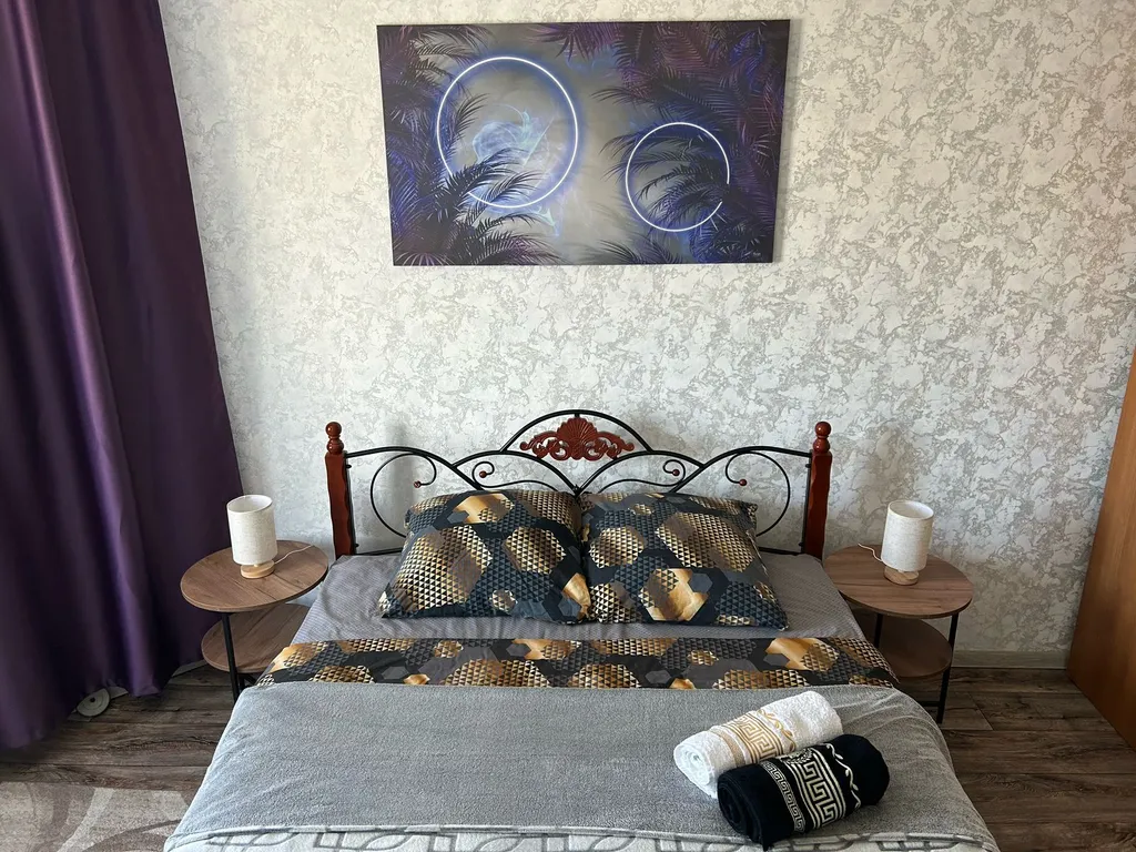 Квартира расположена у РЖД вокзала, до дома -10 -15 минут идти