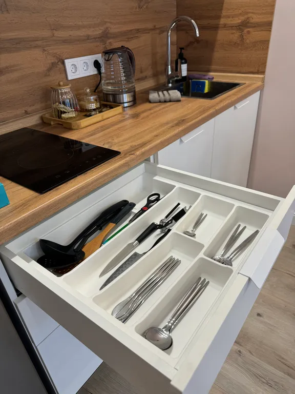 Зелёная современная квартира-студия недалеко от Горного Воздуха