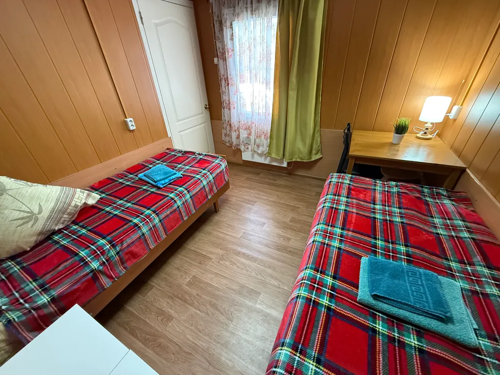 Двухкомнатный домик с видом на озеро