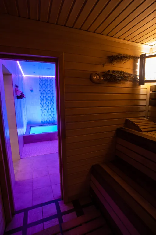 Уютный дом у реки с банным комплексом и бассейном